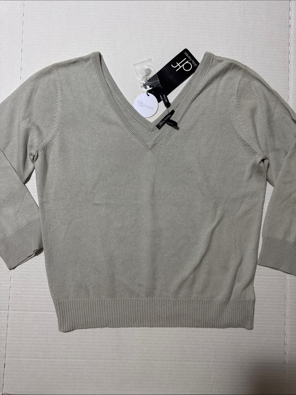 Daisy Fuentes Light Gray Silk Cashmere V-Neck Sweater 144